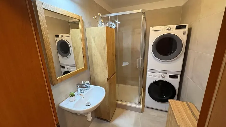 Prodej hezkého bytu 2+kk 61m2 se zimní zahradou a terasou